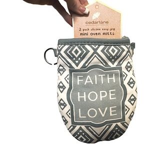 blue & white wyatt home silicone easy grip mini oven mitts